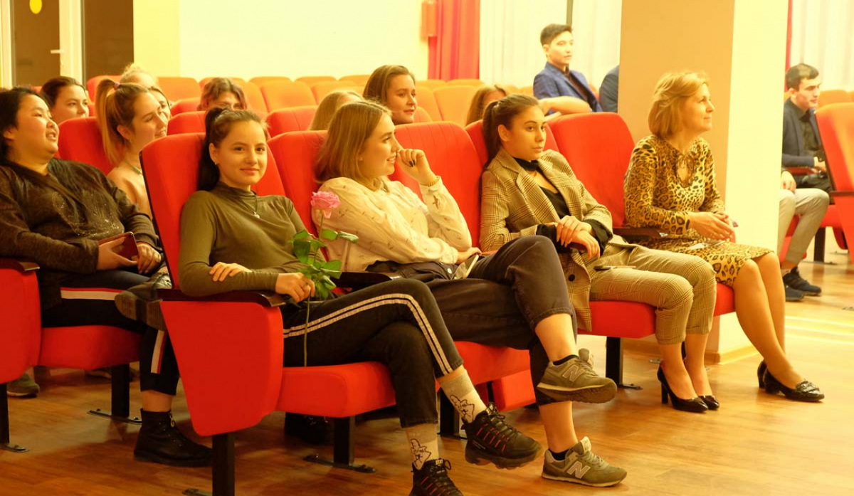 В УГК «Пушкинский» девушек поздравили с Международным женским днем