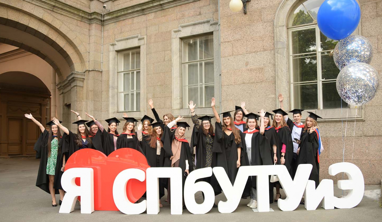 Завершилась выдача дипломов выпускникам 2022 года