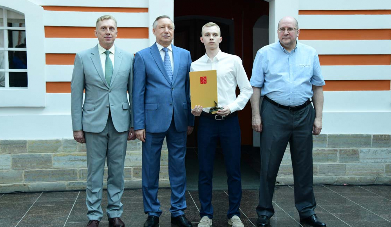 Лучшего выпускника СПбУТУиЭ поздравил губернатор Северной столицы