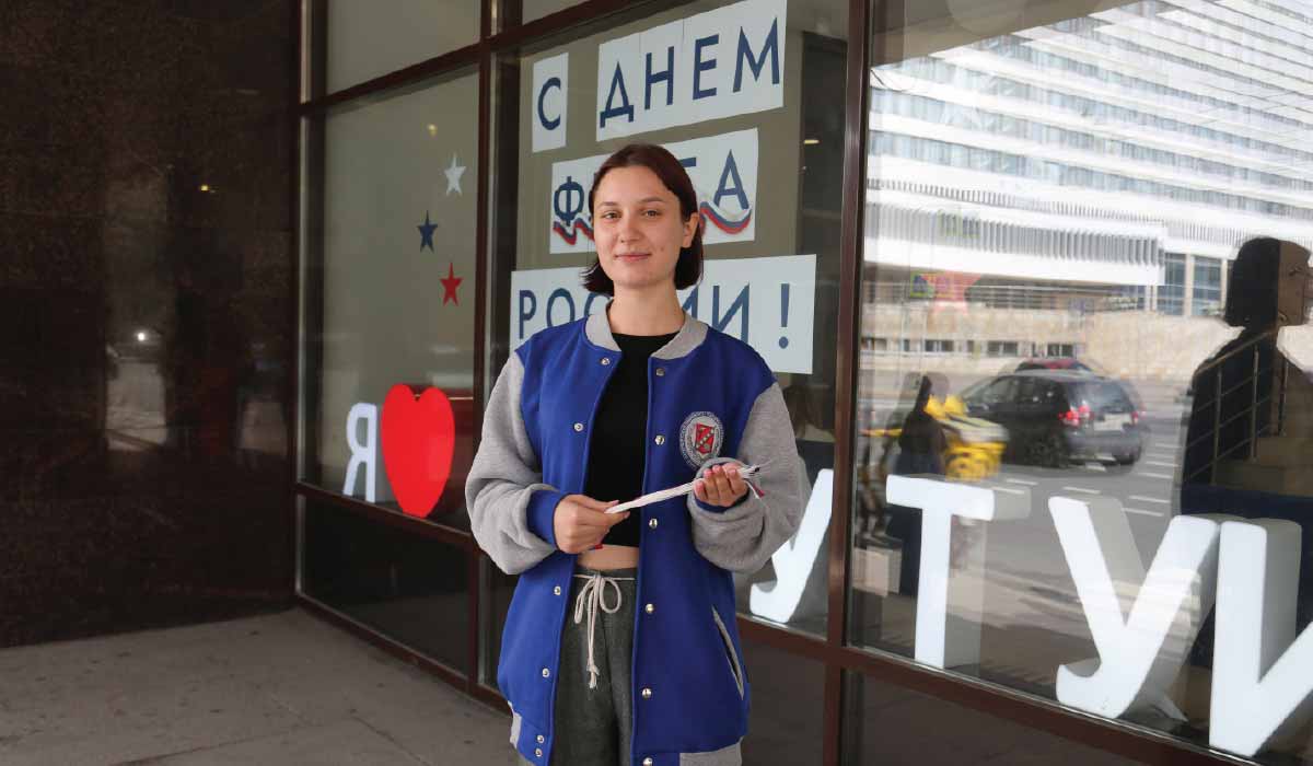 «Цвета Родины»: студенты университета раздали ленты-триколоры