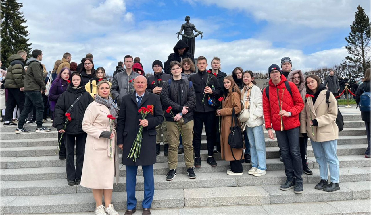 Памяти павших будьте достойны