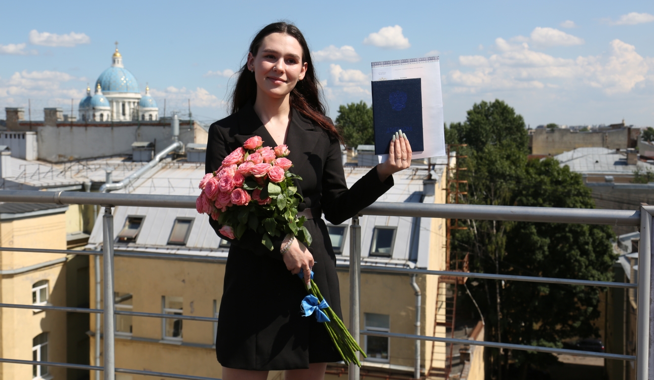 Гордость, надежда, креатив: в СПбУТУиЭ торжественно вручили дипломы выпускникам направления «Реклама и связи с общественностью»