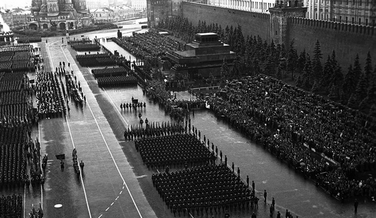 Равнение на 1945: на Красной площади проходит главный Парад Победы
