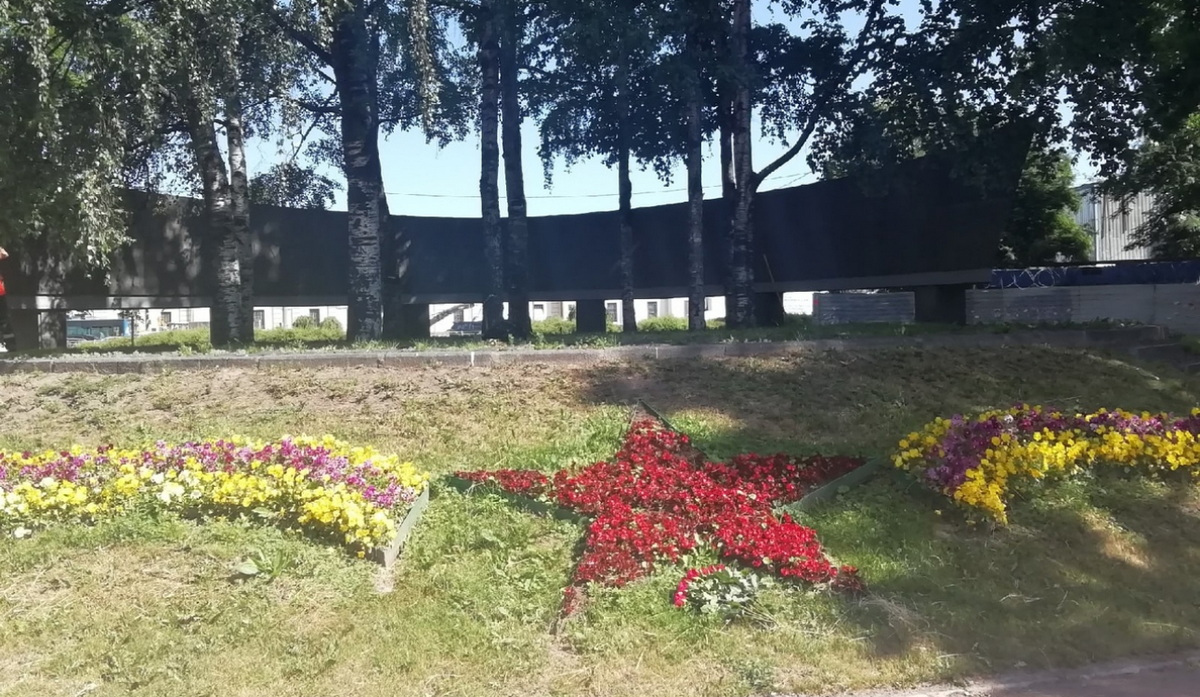 Студенты СПбУТУиЭ возложили цветы к символу непокоренного Ленинграда