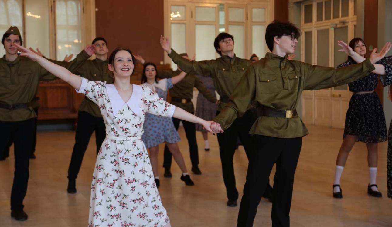 Вальс Победы на Витебском вокзале станцевали внуки и правнуки победителей