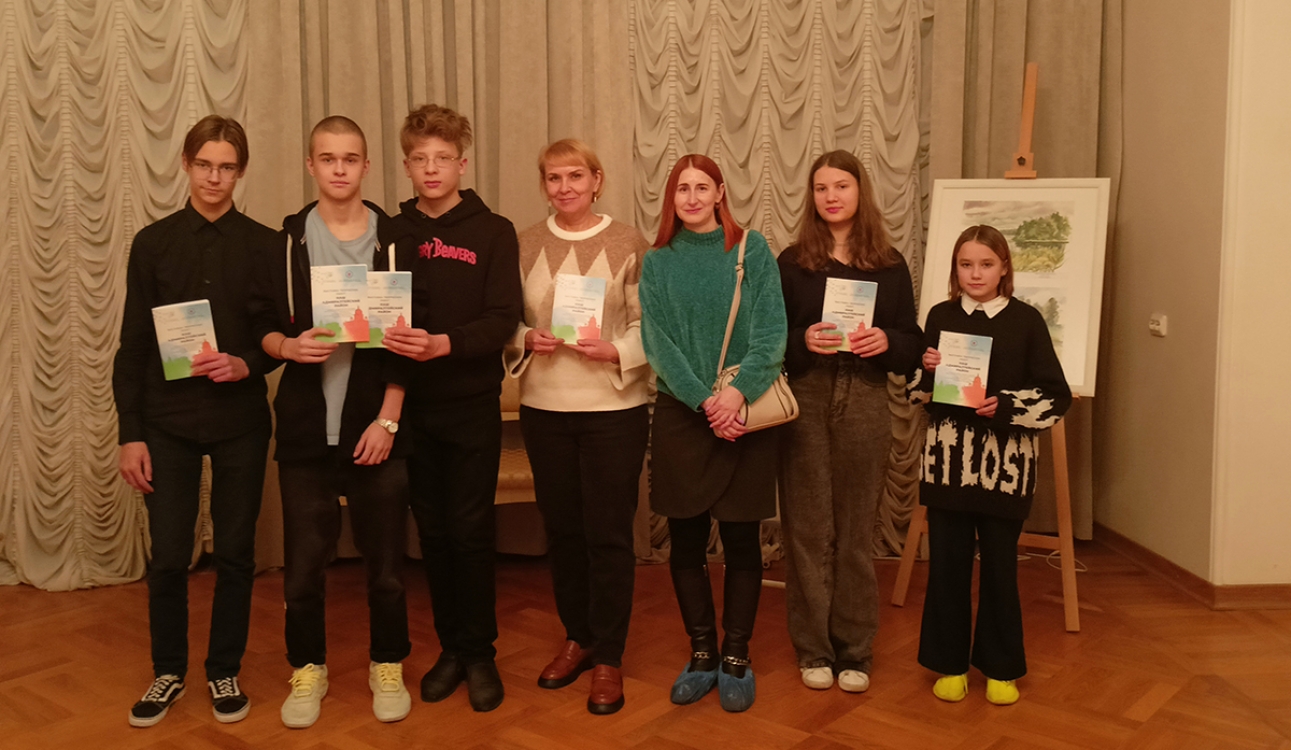 Буклет-каталог выставки вручили юным художникам
