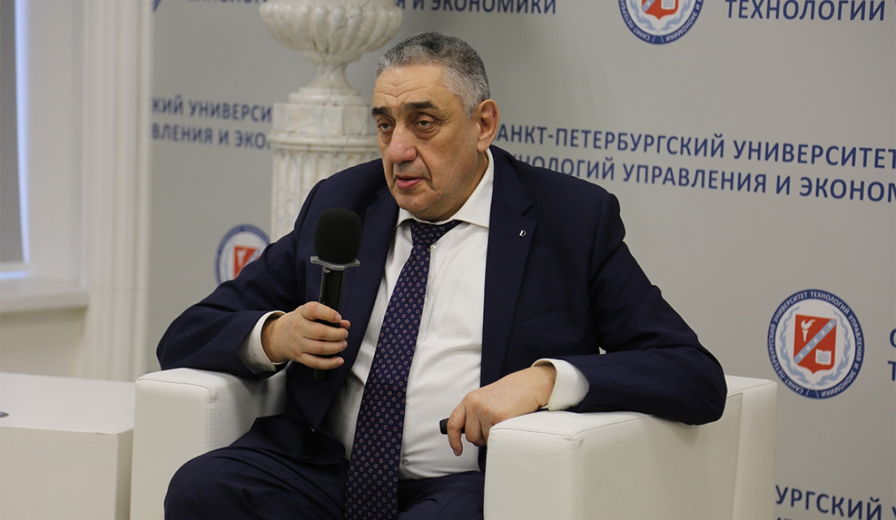 Поздравляем с юбилеем профессора кафедры международных финансов и бухгалтерского учета Владимира Кунина