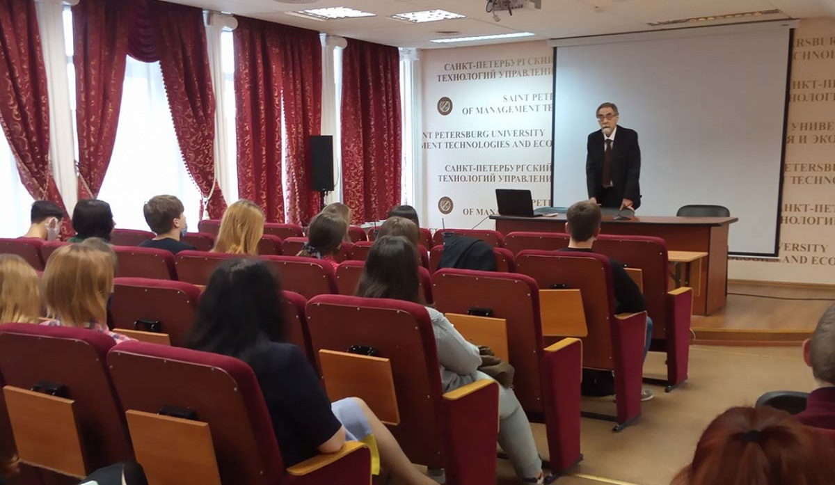 Лекцию студентам СПбУТУиЭ прочитал академик РАН Николай Казанский