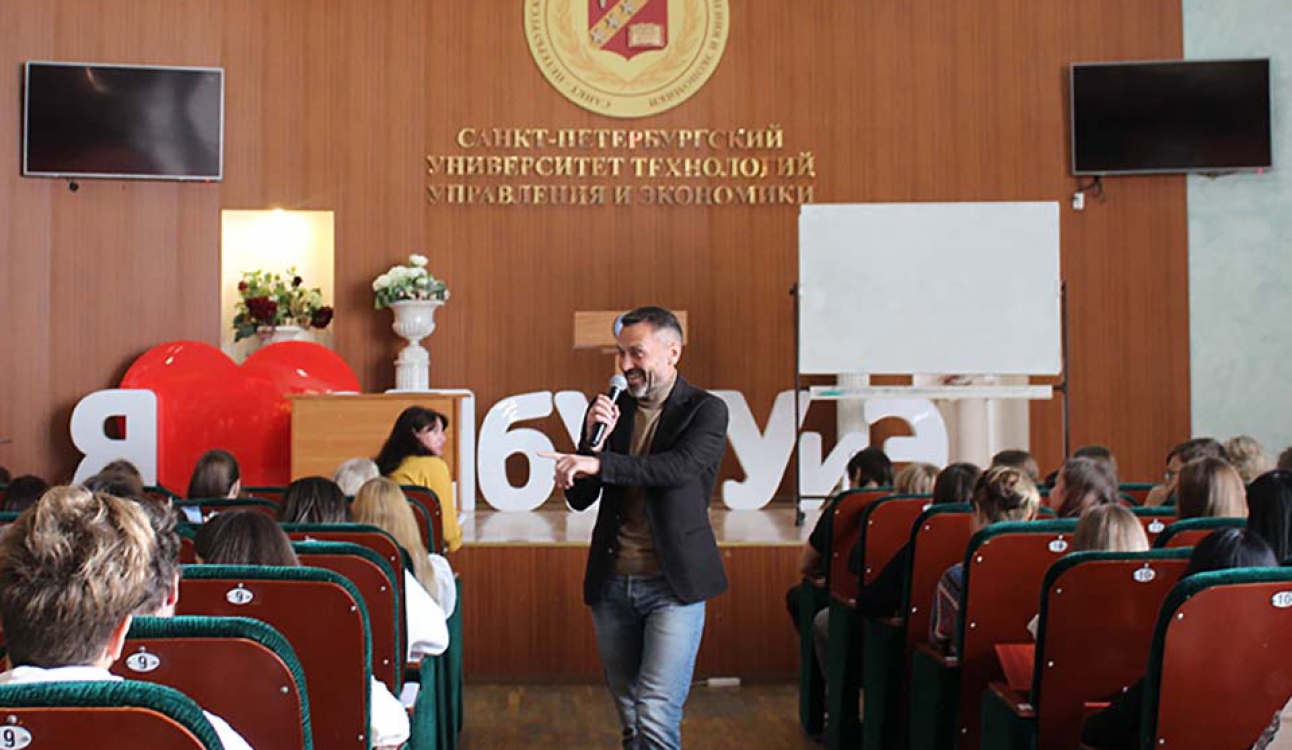 Телеведущий Михаил Титов первокурсникам университета: «Задача СМИ – показывать реальность»