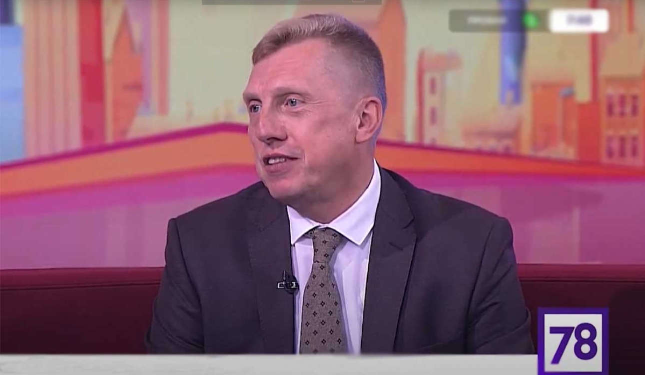 О традиции торжественно вручать дипломы лучшим выпускникам, насколько они востребованы на рынке труда, в прямом эфире телеканала 78 рассказал ректор СПбУТУиЭ Олег Смешко