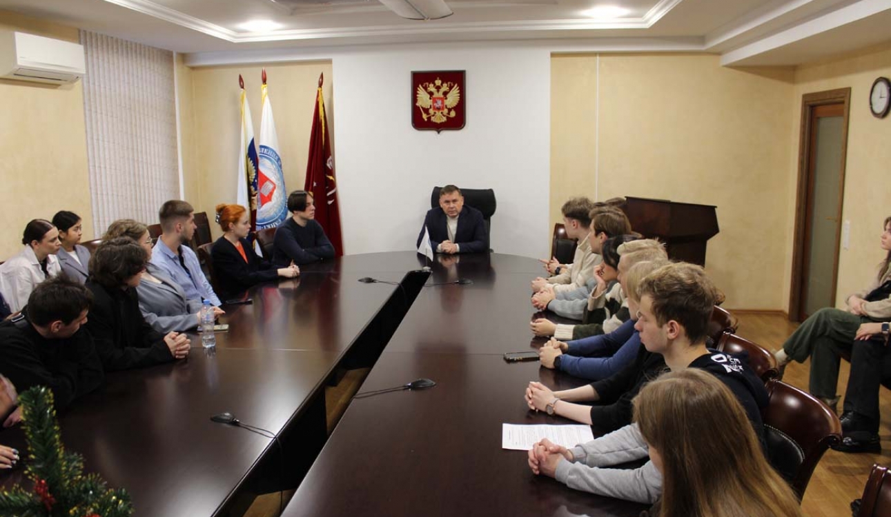 Парламентарий Александр Новиков студентам: «Надо ставить цель и двигаться к ней»