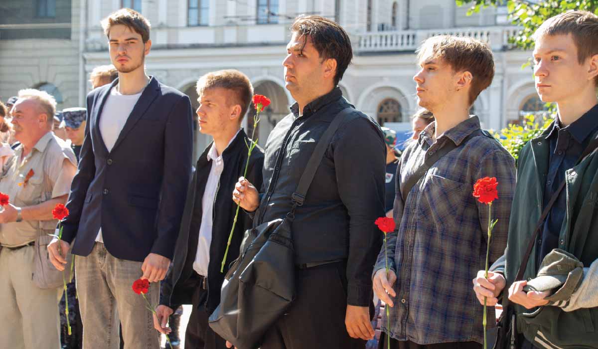 Цветы возложили у Мемориала ополченцам Ленинского района у Балтийского вокзала