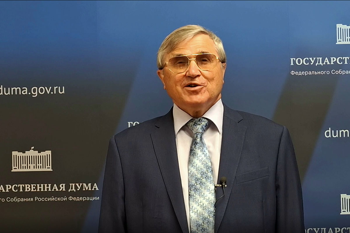 Выпускников университета поздравил Олег Смолин