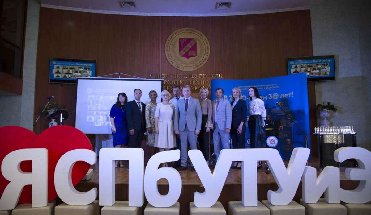 Торжественно, музыкально, онлайн!