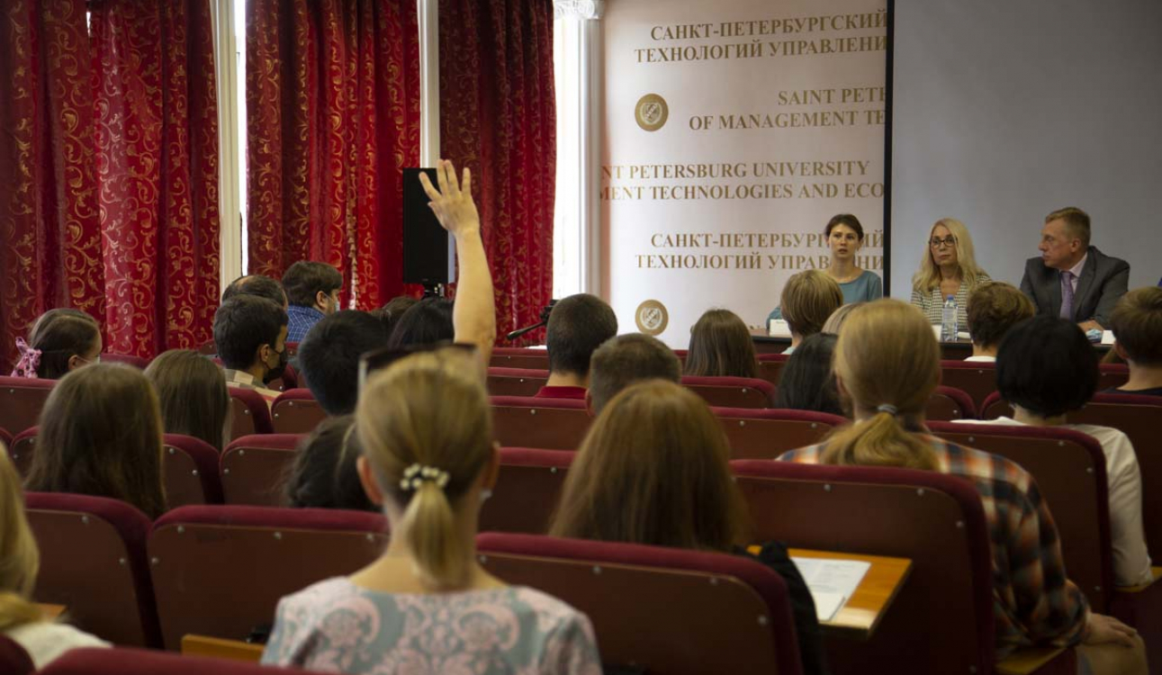 Университет к учебному году готов: встреча ректора с будущими первокурсниками