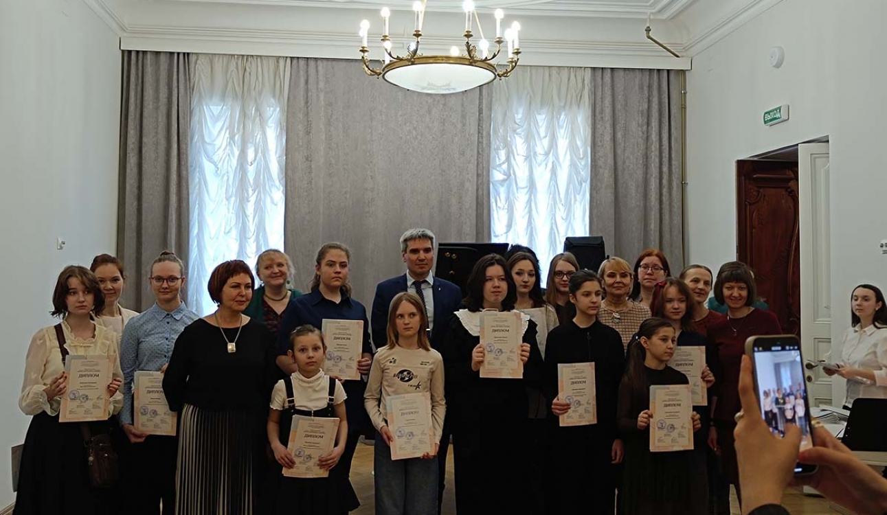 Обмен знаниями и идеями в рамках сотрудничества библиотеки СПбУТУиЭ с детской школой искусств им. Д. С. Бортнянского