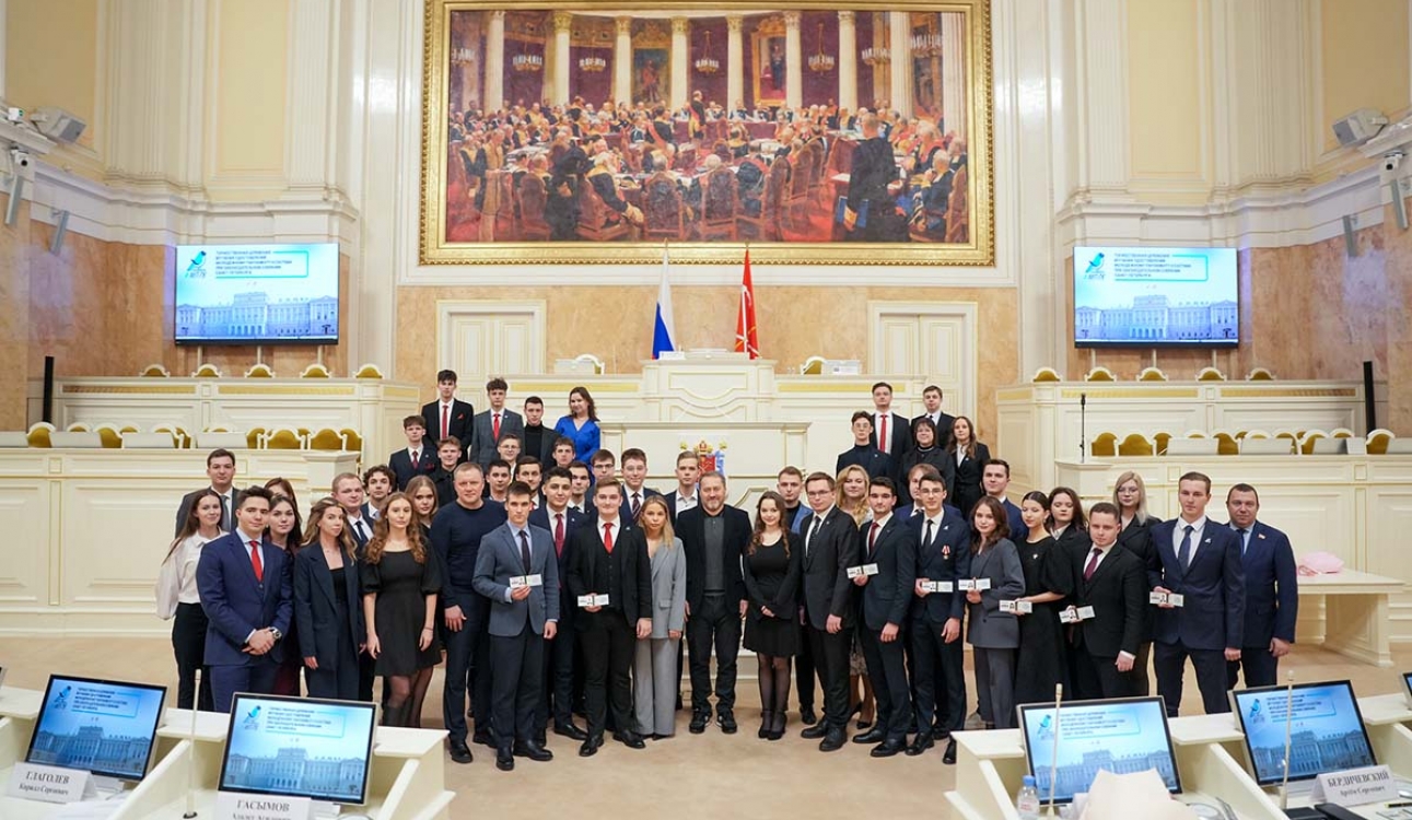 Студентам СПбУТУиЭ вручили удостоверения Молодёжного парламента