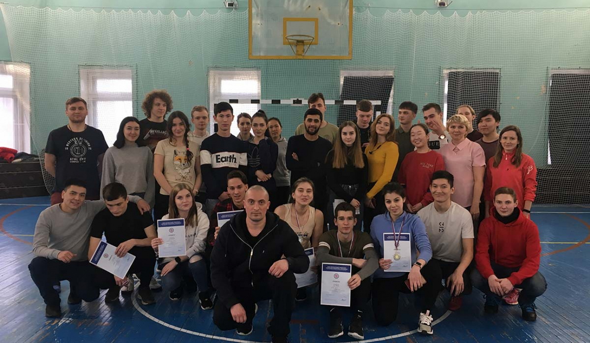 Нам спорт учиться и жить помогает