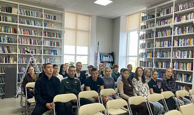 Путешествие в мир знаний: студенты АИЭ на экскурсии в Алтайской краевой универсальной научной библиотеке имени В. Я. Шишкова